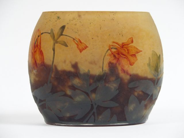 DAUM. Vase en verre, à décor émaillé de fuchsias oranges et vert sur f