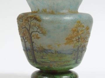 DAUM. Vase en verre, à décor émaillé de paysage d’automne. H. : 17 cm.