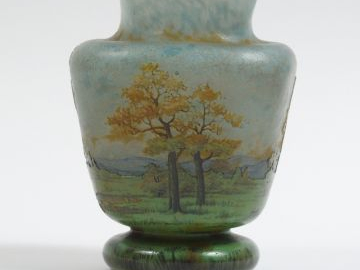 DAUM. Vase en verre, à décor émaillé de paysage d’automne. H. : 17 cm.