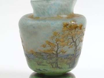DAUM. Vase en verre, à décor émaillé de paysage d’automne. H. : 17 cm.