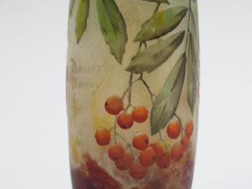 DAUM. Vase en verre à décor émaillé de baies orange et vert. H. : 11 c