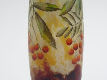 DAUM. Vase en verre à décor émaillé de baies orange et vert. H. : 11 c