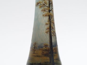 DAUM. Vase en verre, à décor émaillé de paysage d’automne. H. : 21,5 c