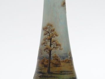 DAUM. Vase en verre, à décor émaillé de paysage d’automne. H. : 21,5 c