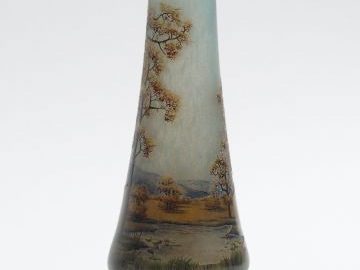DAUM. Vase en verre, à décor émaillé de paysage d’automne. H. : 21,5 c