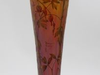 DAUM. Grand vase en verre polychrome, à décor émaillé de fleurs dites 