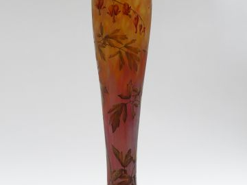 DAUM. Grand vase en verre polychrome, à décor émaillé de fleurs dites 