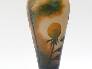 DAUM. Vase ovoïde en verre, à décor gravé en camée et à l’acide de pis