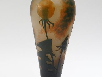 DAUM. Vase ovoïde en verre, à décor gravé en camée et à l’acide de pis