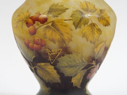 DAUM. Vase ovoïde en verre, à décor polychrome émaillé de baies. H. : 