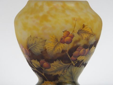 DAUM. Vase ovoïde en verre, à décor polychrome émaillé de baies. H. : 