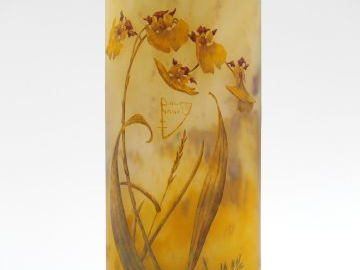 DAUM. Vase en verre, à décor émaillé d’orchidées sauvages jaune orangé