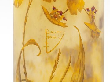 DAUM. Vase en verre, à décor émaillé d’orchidées sauvages jaune orangé