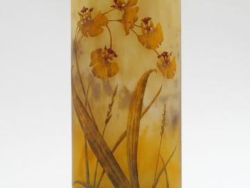 DAUM. Vase en verre, à décor émaillé d’orchidées sauvages jaune orangé