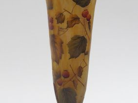 DAUM. Vase balustre sur piédouche en verre, à décor émaillé de baies. 