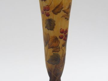 DAUM. Vase balustre sur piédouche en verre, à décor émaillé de baies. 