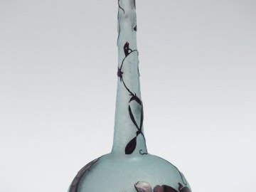 	DAUM. Soliflore en verre, à décor d’arbre de Judée  ou de branches de