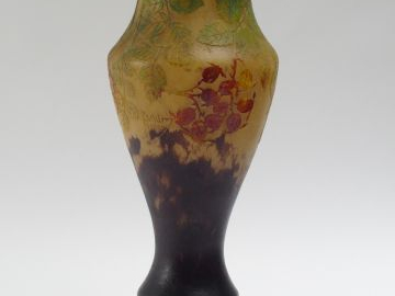 DAUM. Vase en  verre, à décor gravé en camée et à l’acide et émaillé d