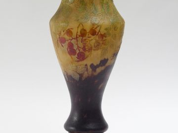 DAUM. Vase en  verre, à décor gravé en camée et à l’acide et émaillé d