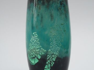 DAUM. Vase en verre marbré bleu nuancé et inclusions d’argent.  H. : 1