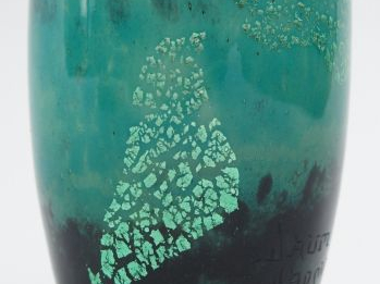 DAUM. Vase en verre marbré bleu nuancé et inclusions d’argent.  H. : 1