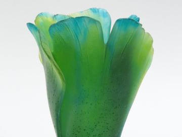 DAUM. Vase en pâte de verre verte et bleue en forme de fleur (égrenure