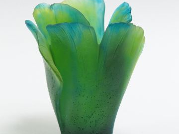 DAUM. Vase en pâte de verre verte et bleue en forme de fleur (égrenure