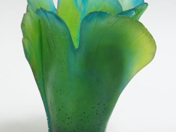 DAUM. Vase en pâte de verre verte et bleue en forme de fleur (égrenure