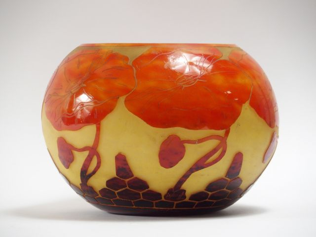 LE VERRE FRANÇAIS. Vase "Pavots" en verre, à décor gravé en camée et à