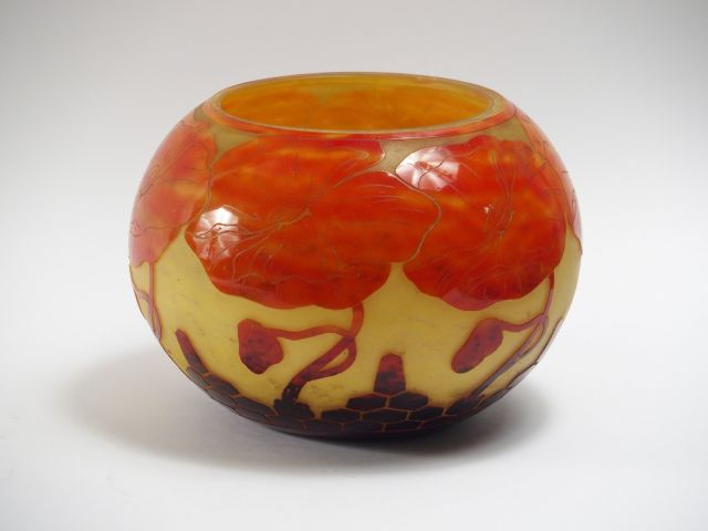 LE VERRE FRANÇAIS. Vase "Pavots" en verre, à décor gravé en camée et à