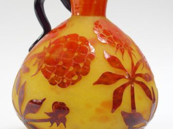 CHARDER LE VERRE FRANÇAIS. Pichet "Pivoines", à décor gravé en camée e