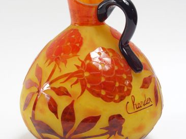 CHARDER LE VERRE FRANÇAIS. Pichet "Pivoines", à décor gravé en camée e