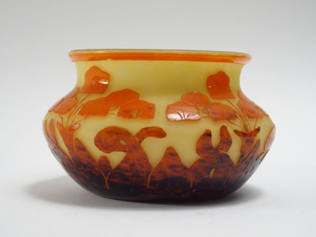 LE VERRE FRANÇAIS. Vase  "amourettes" en verre, à décor gravé en camée