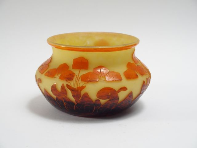 LE VERRE FRANÇAIS. Vase  "amourettes" en verre, à décor gravé en camée