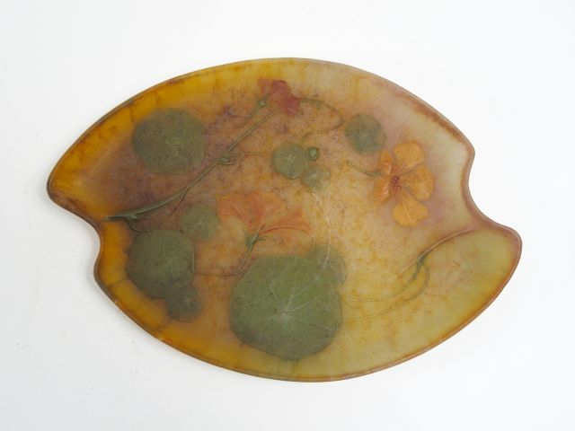 A. WALTER à Nancy. Coupe en pâte de verre, à décor de capucines.  Sign