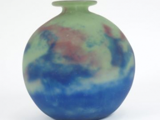 Vente aux enchères MULLER FRERES. Vase boule en verre marbré bleu, vert et rouge. H. : 20