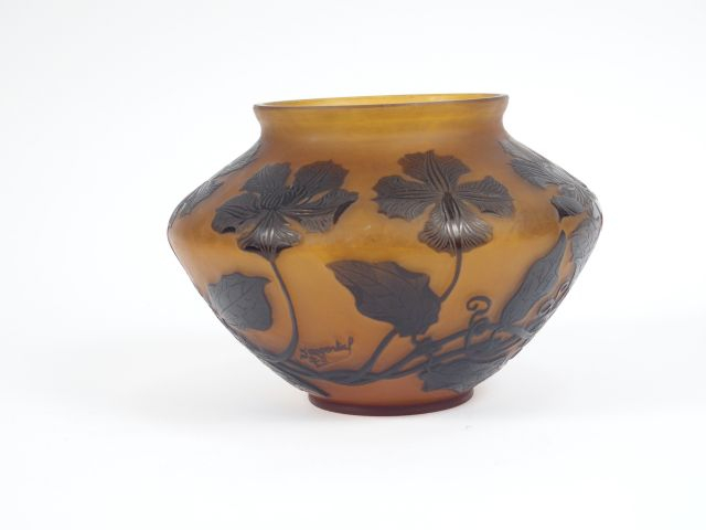 D'ARGENTAL. Vase en verre, à décor gravé en camée et à l'acide de fleu