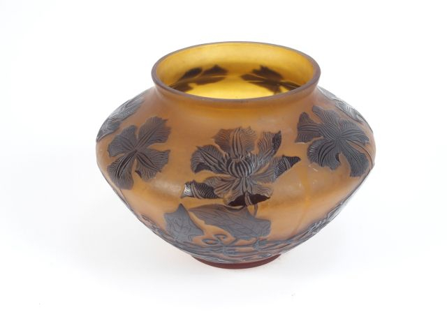 D'ARGENTAL. Vase en verre, à décor gravé en camée et à l'acide de fleu