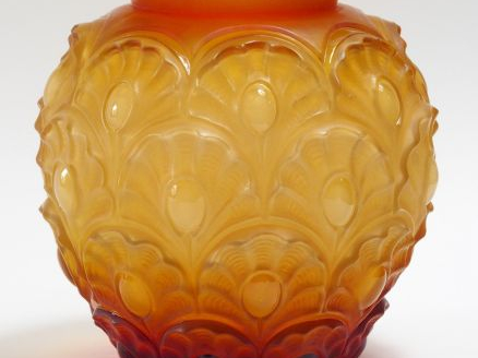 SABINO. Vase en verre jaune et rouge, à décor de cabochons et de feuil