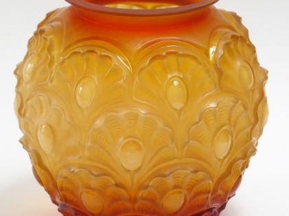 SABINO. Vase en verre jaune et rouge, à décor de cabochons et de feuil