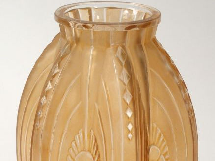 SABINO. Vase Art déco en verre rosé, à décor de motifs floraux stylisé