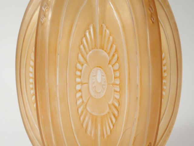 SABINO. Vase Art déco en verre rosé, à décor de motifs floraux stylisé