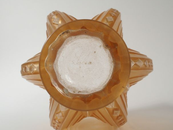 SABINO. Vase Art déco en verre rosé, à décor de motifs floraux stylisé