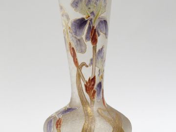 Vase 1900 en cristal givré, à décor émaillé d’iris. H. : 41 cm.