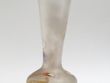 Vase 1900 en cristal givré, à décor émaillé d’iris. H. : 41 cm.