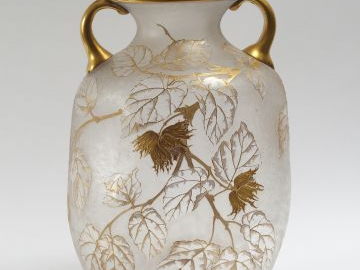 Grand vase à anses Art Nouveau en verre givré, à décor émaillé et doré
