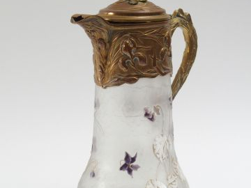 VAL SAINT LAMBERT. Carafe à jus de fruit en cristal, à décor émaillé d