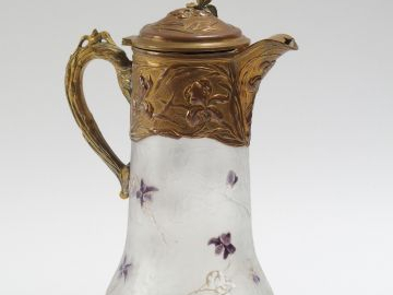 VAL SAINT LAMBERT. Carafe à jus de fruit en cristal, à décor émaillé d