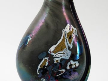 R. PIERINI. Vase en verre polychrome. H. 38 cm. Signé et daté 1990.