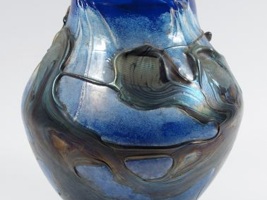 NOVARO. Grand vase ovoide en verre polychrome. H. : 37cm. Signé et dat